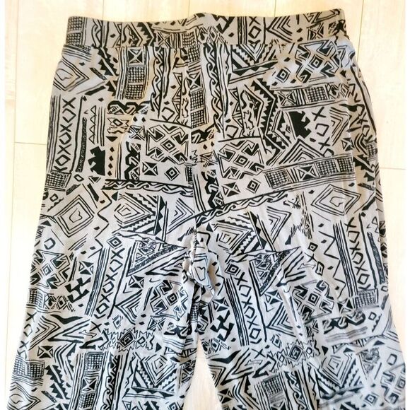 Chico's Travelers 3 Black & Gray Geometric Cropped Pants XL Pull-ON - Picture 7 of 7